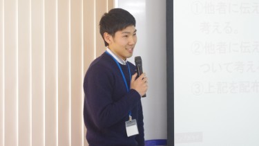 【新入生の前で挨拶する新3年生】