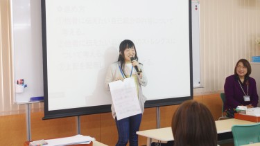 【作成したペーパーを見せながら発表する新入生も】