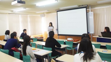 【みんなに自己紹介する新入生】