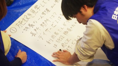 【先輩が模造紙を作り上げていきます】