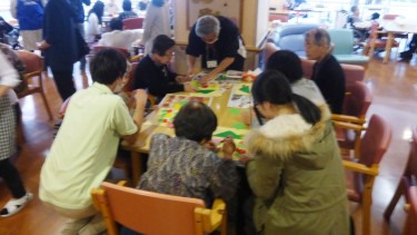 【デイサービス利用者と一緒にレクリエーション体験】