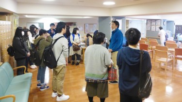 【職員の方がデイサービスについて解説くださいました】