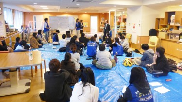 【出来あがった模造紙を貼り、先輩が発表します】