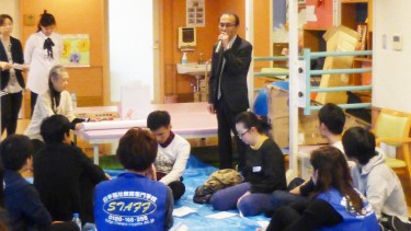 【質問に答える金川施設長】