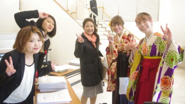 ソーシャル・ケア学科の卒業生と在校生。 受付担当していた後輩と卒業生の先輩が記念撮影