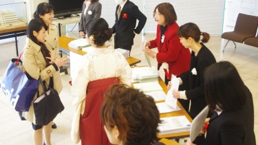 まずは受付。 在校生ボランティアと 教職員が受付します。