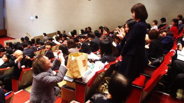 ご自身の学科から褒章者が選出され、 先生も嬉しそうに学生の姿を写真に収めます♪