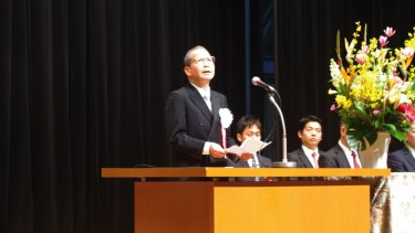 卒業証書・修了証書の授与、褒章授与の後は、 久門校長の式辞。