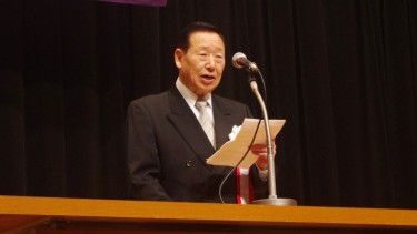 校長の式辞に続いて、 当・日本福祉教育専門学校を含めて グループ5校を形成している学校法人敬心学園の 小林理事長より祝辞をいただきました。