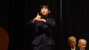 大舞台で堂々と手話の同時通訳を行います。
