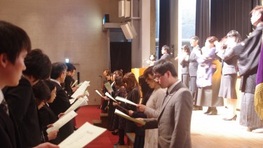 この「花は咲く」斉唱では、 社会福祉学科 手話通訳コース(壇上)・音楽療法コース(壇下)の 卒業生により手話歌を交えた歌唱・演奏も披露されました。