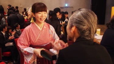 笑顔で担任の先生から受け取ります。