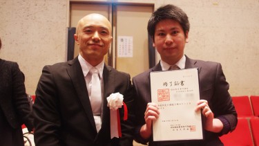担任の先生と一緒に記念写真を撮る学生も♪