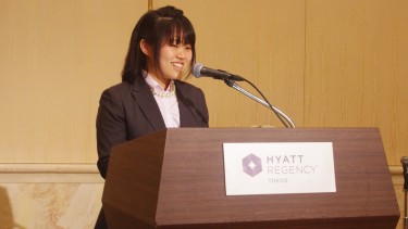 卒業する学生の司会でパーティー開始