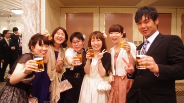 クラスメイト同士で乾杯!