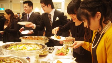乾杯の後は、料理を