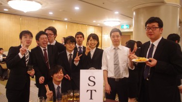 学生たちで盛り上がっているところにお邪魔して記念写真 言語聴覚療法学科
