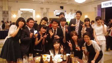 学生たちで盛り上がっているところにお邪魔して記念写真 精神保健福祉士養成学科