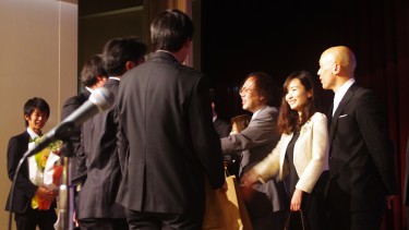 学生代表者が先生の前へ