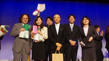 ステージ前に集まった学生の写真撮影に応える 先生と学生の様子。みなさん嬉しそうです