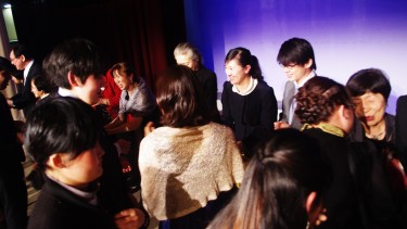感謝の気持ちを受け取り、感激と笑顔で溢れる壇上