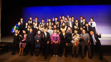 先生と学生みんなで記念撮影会 社会福祉士養成科