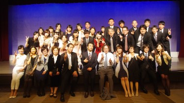 先生と学生みんなで記念撮影会 社会福祉士養成学科