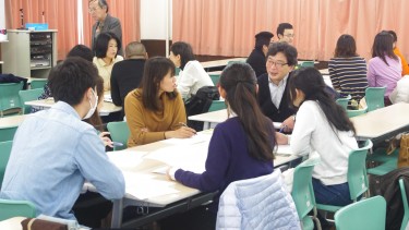 先生も順次グループに入って討議に参加します
