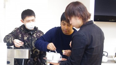 注文いただいたお飲物を、学生が作ります。