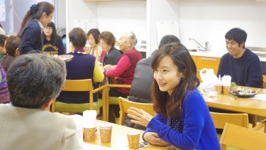 お話しをする、社会福祉士養成科の張先生