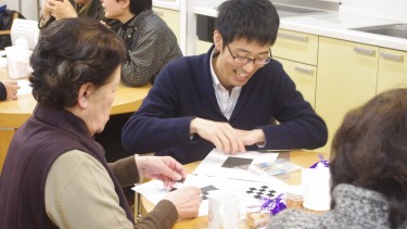 コースターパズルの解説をする学生