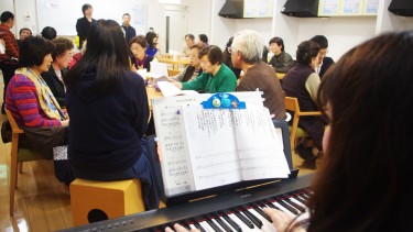 生演奏に乗せて楽しく唄います。