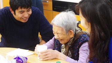 楽しい会話に笑顔が溢れます