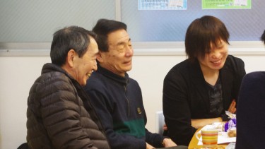 笑顔で学生と一緒にお話ししている様子