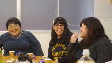 お茶とお菓子を食べながら
