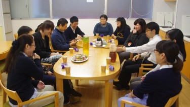 お茶とお菓子を食べながら反省会