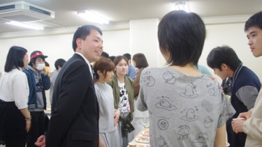松永先生も歓談に参加して学生との会話が弾みます♪