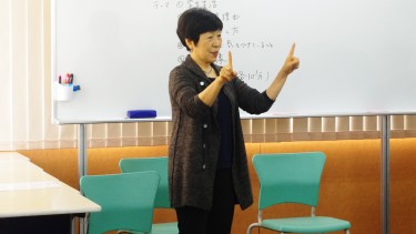 手話を交えて自己紹介する 手話通訳コースの小林先生(手話通訳士)