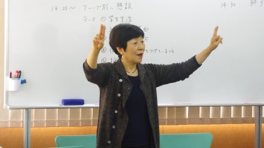 手話の説明をする小林先生