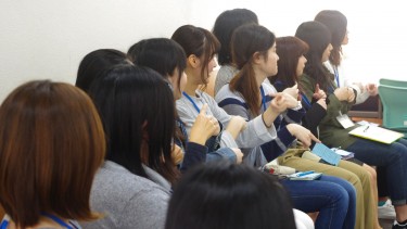 真剣に話を聞く様子