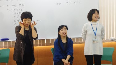 ゲームの説明をする平野先生(右・音楽療法士)と 小林先生(左)