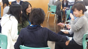 「学生生活」をテーマに話し合う様子