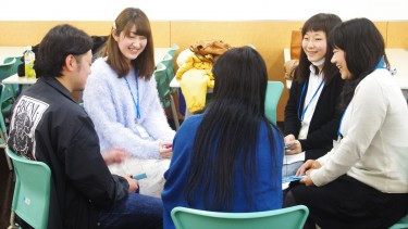 「休日の過ごし方」について話し合う様子