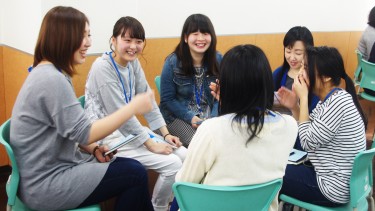 グループで懇談する様子