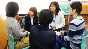 「健康面で気を付けていること」について話し合う様子