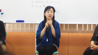 質問に答える菊地先生(社会福祉専門)