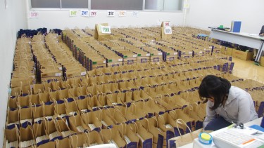学科ごとに紙袋にセットされた教科書たち