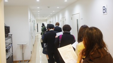 受付を済ませたら、今度は教科書販売コーナーへ