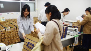 教科書を買う新入生の様子