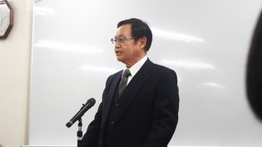 祝辞を述べる陶山校長